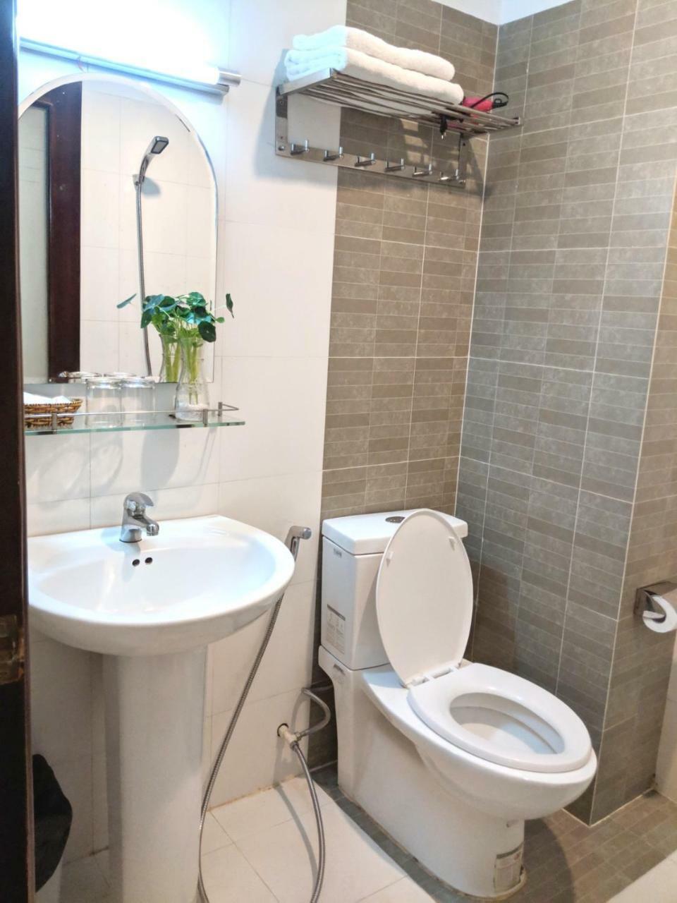 Khách sạn Green Suites Hotel